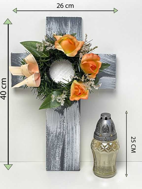 Kříž se svíčkou a umělou květinou v oranžové barvě